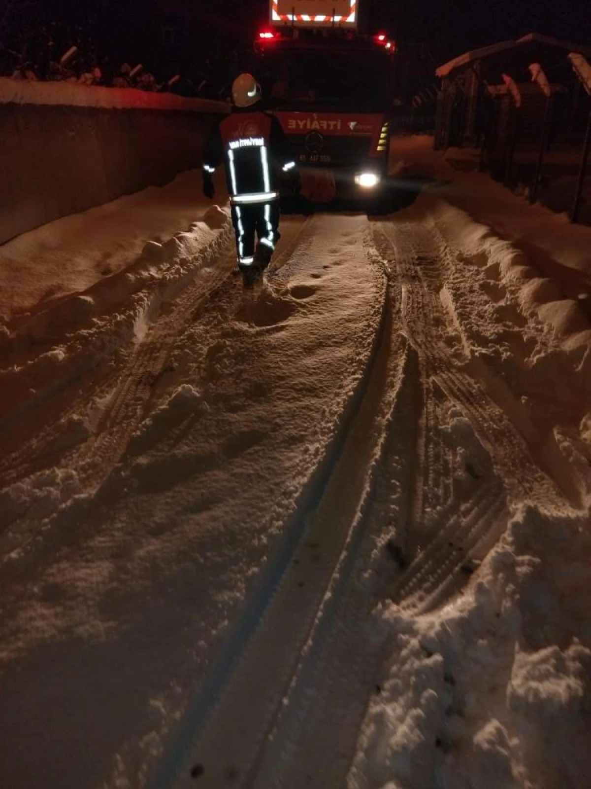 Van'da ahır &ccedil;&ouml;kt&uuml;, 5 k&uuml;&ccedil;&uuml;kbaş hayvan telef oldu