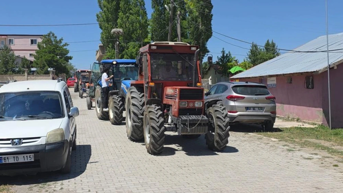 Van'da akşam saatlerinde g&ouml;ky&uuml;z&uuml;nde beliren ve halk arasında 'şişkin ay' olarak bilinen evre, kentin tarihi ve doğal g&uuml;zellikleriyle birleşerek g&ouml;rsel ş&ouml;lene d&ouml;n&uuml;şt&uuml;