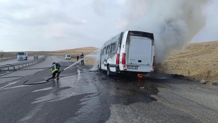 Van'da alev alan minibüs kullanılamaz hale geldi