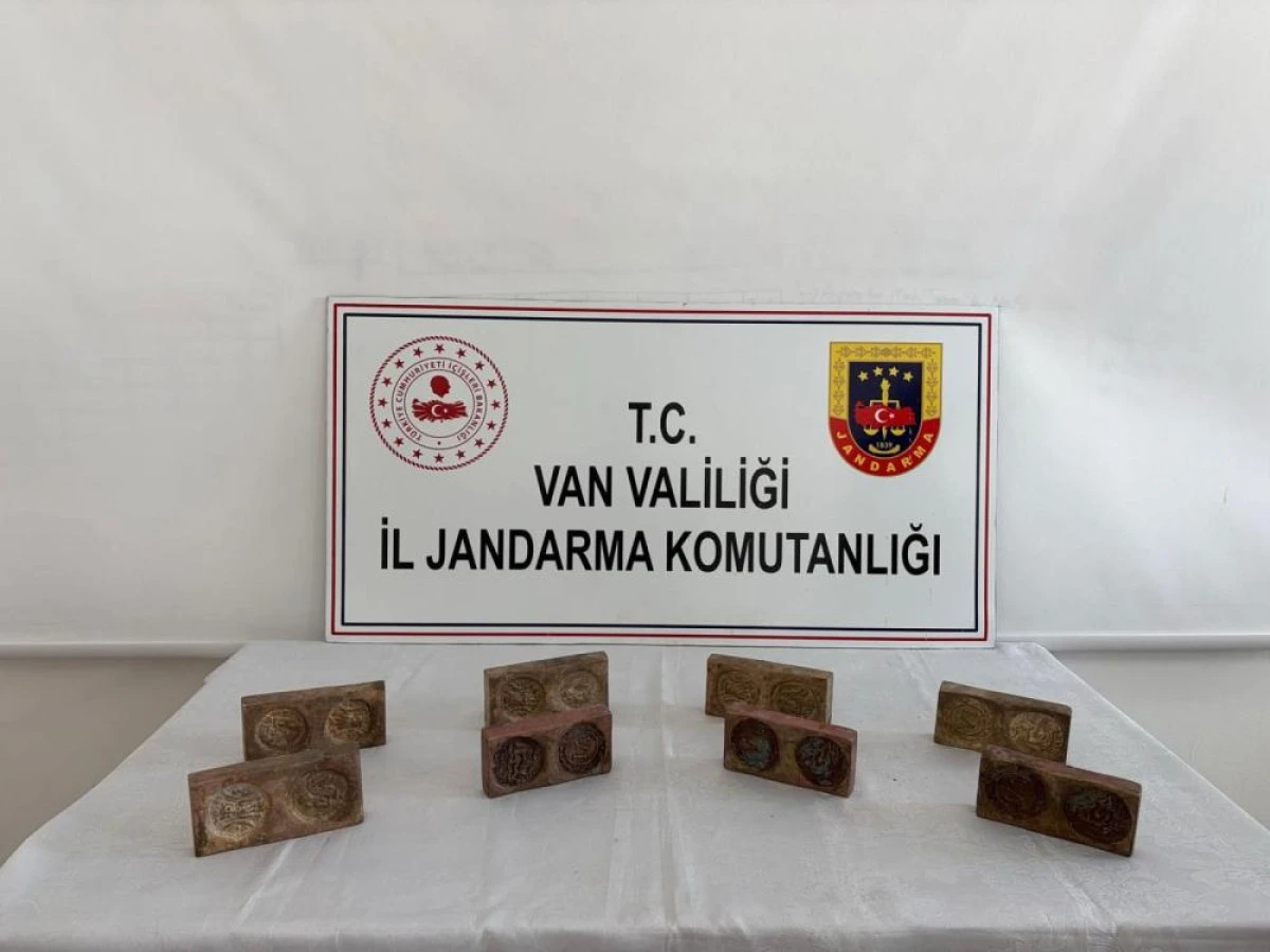 Van&rsquo;da altın hammaddeli tarihi eser operasyonu: 3,5 milyon liralık eser ele ge&ccedil;irildi