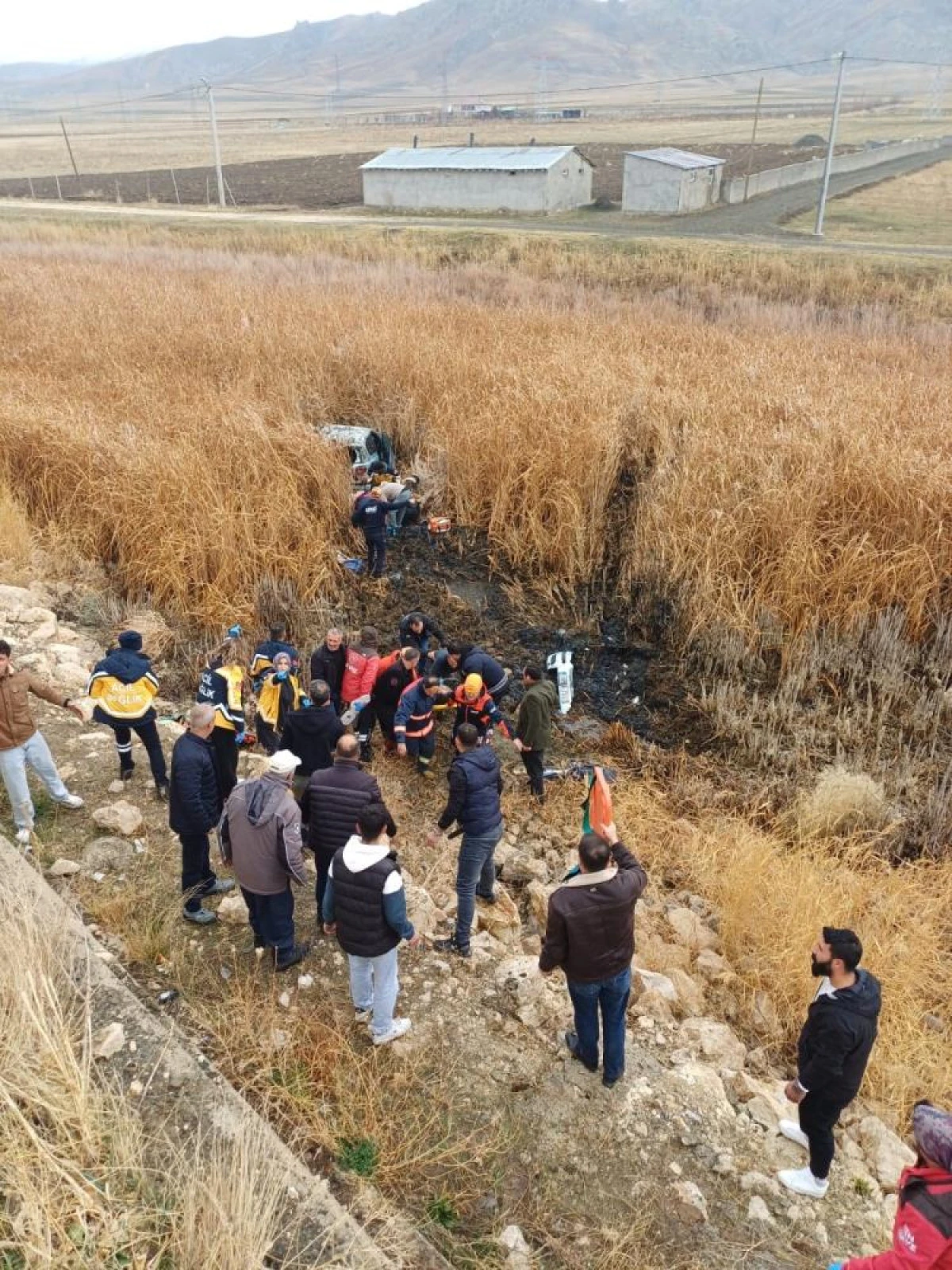Van'da araç bataklığa uçtu: 5 yaralı