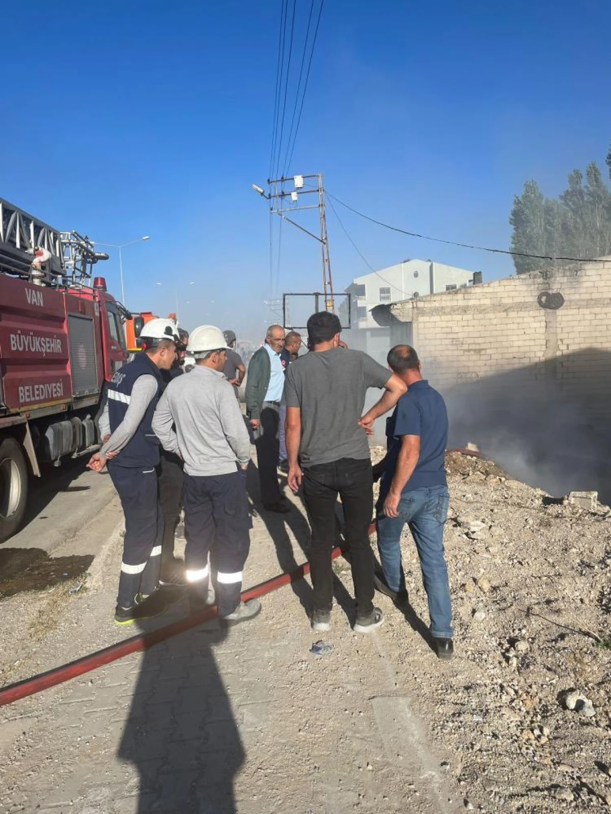 Van’da atık araç lastikleri yandı