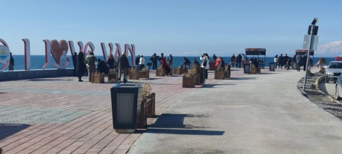 Van&rsquo;da bahar havası: Vatandaşlar sahile akın etti