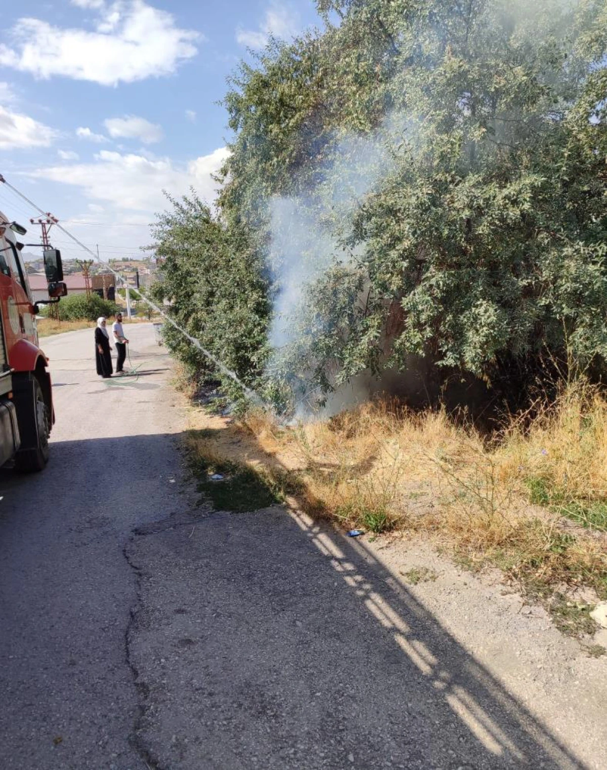 Van'da bah&ccedil;edeki yangın s&ouml;nd&uuml;r&uuml;ld&uuml;