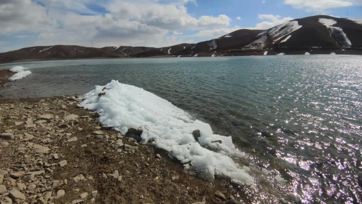 Van'da baraj g&ouml;l&uuml;nde donan dalgalar g&ouml;rsel ş&ouml;len sundu