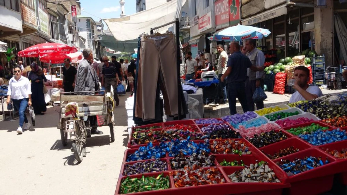 Van'da bayram telaşı başladı: Çarşı ve pazarda renkli görüntüler