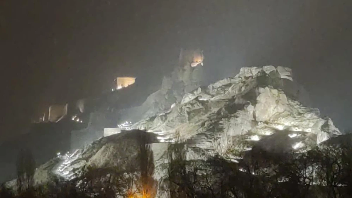 Van&rsquo;da beklenen kar geldi: Kent merkezi beyaza b&uuml;r&uuml;nd&uuml;