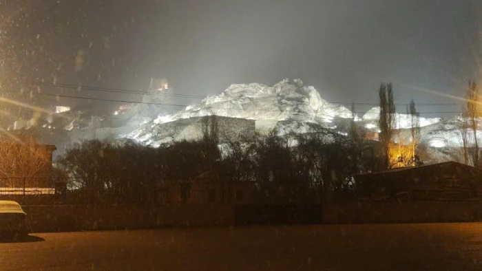 Van&rsquo;da beklenen kar geldi: Kent merkezi beyaza b&uuml;r&uuml;nd&uuml;