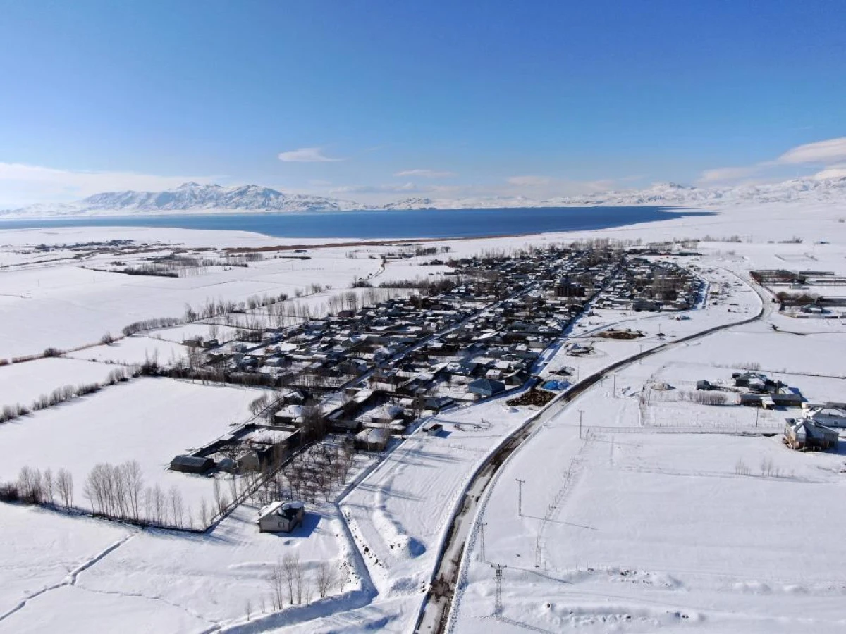 Van'da beyaz esaret g&ouml;rsel ş&ouml;lene d&ouml;n&uuml;şt&uuml;: Yerleşim yerleri beyaz gelinliğini giydi