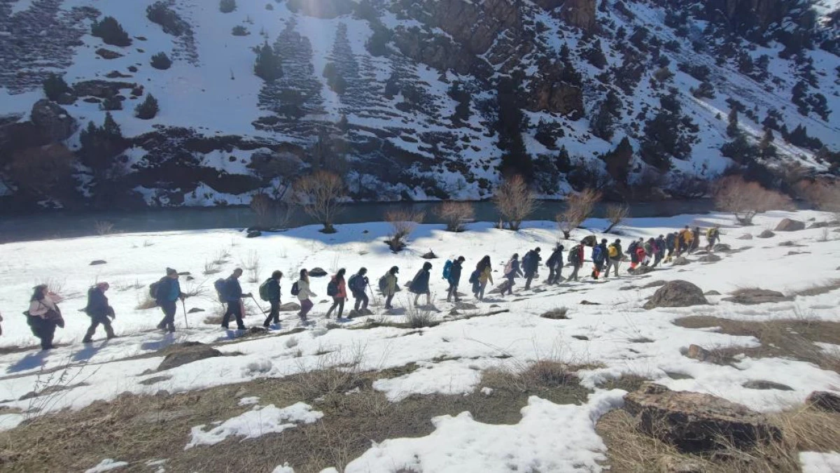 Van'da beyaz &ouml;rt&uuml; altında tarihe yolculuk: Der Meryem Manastırı ziyaret edildi