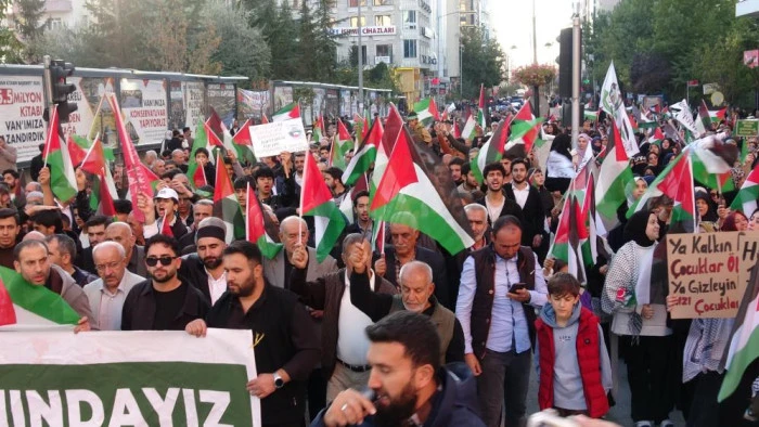 Van'da binlerce kişi Filistin i&ccedil;in y&uuml;r&uuml;d&uuml;