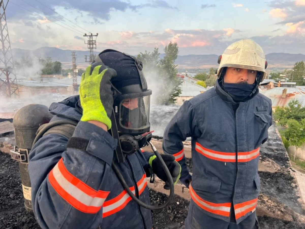 Van'da camide yangın