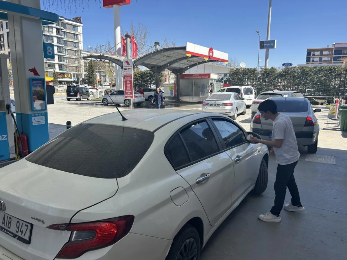 Van'da &ccedil;amur mesaisi: Oto yıkamacılarda kuyruk oluştu