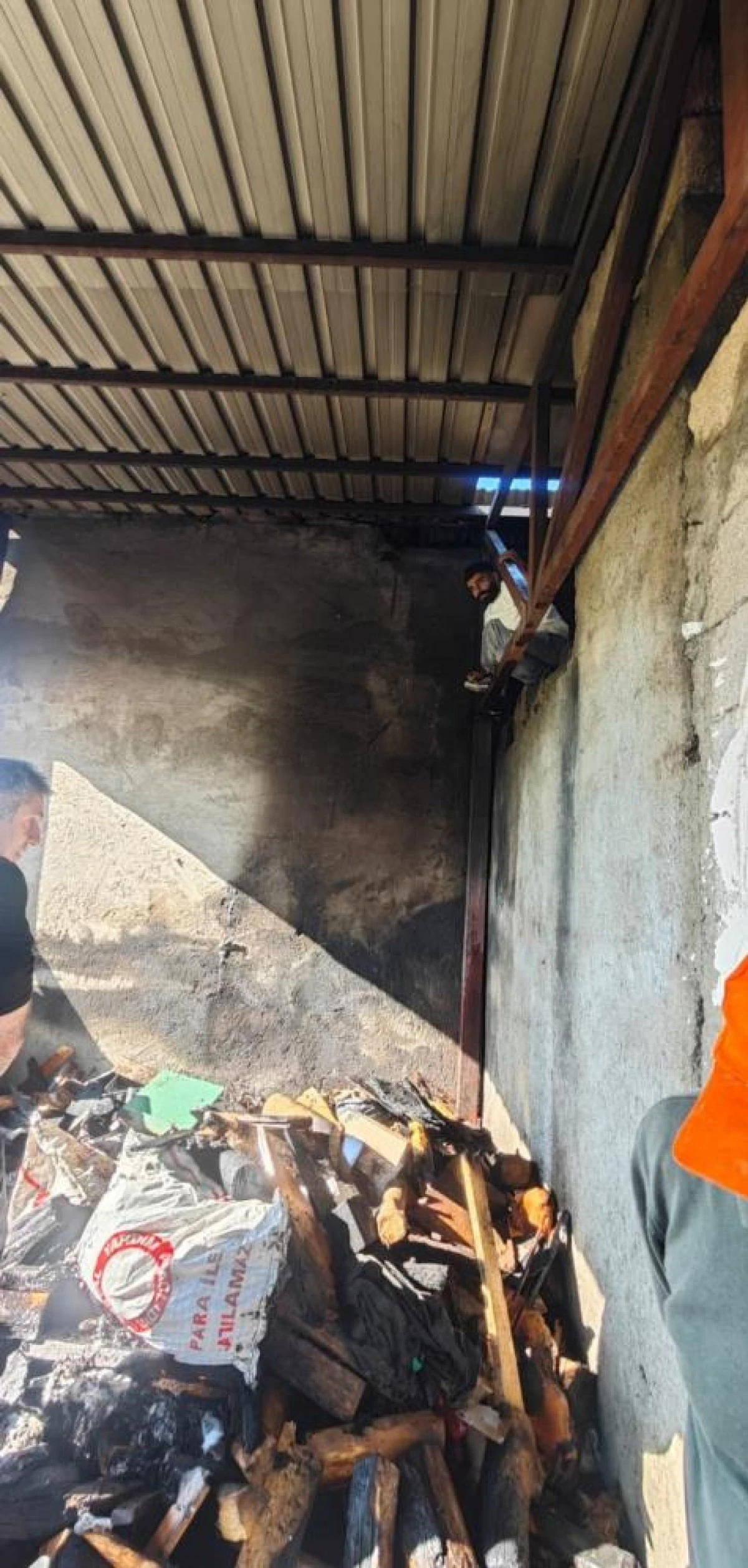 Van'da çatı yangını