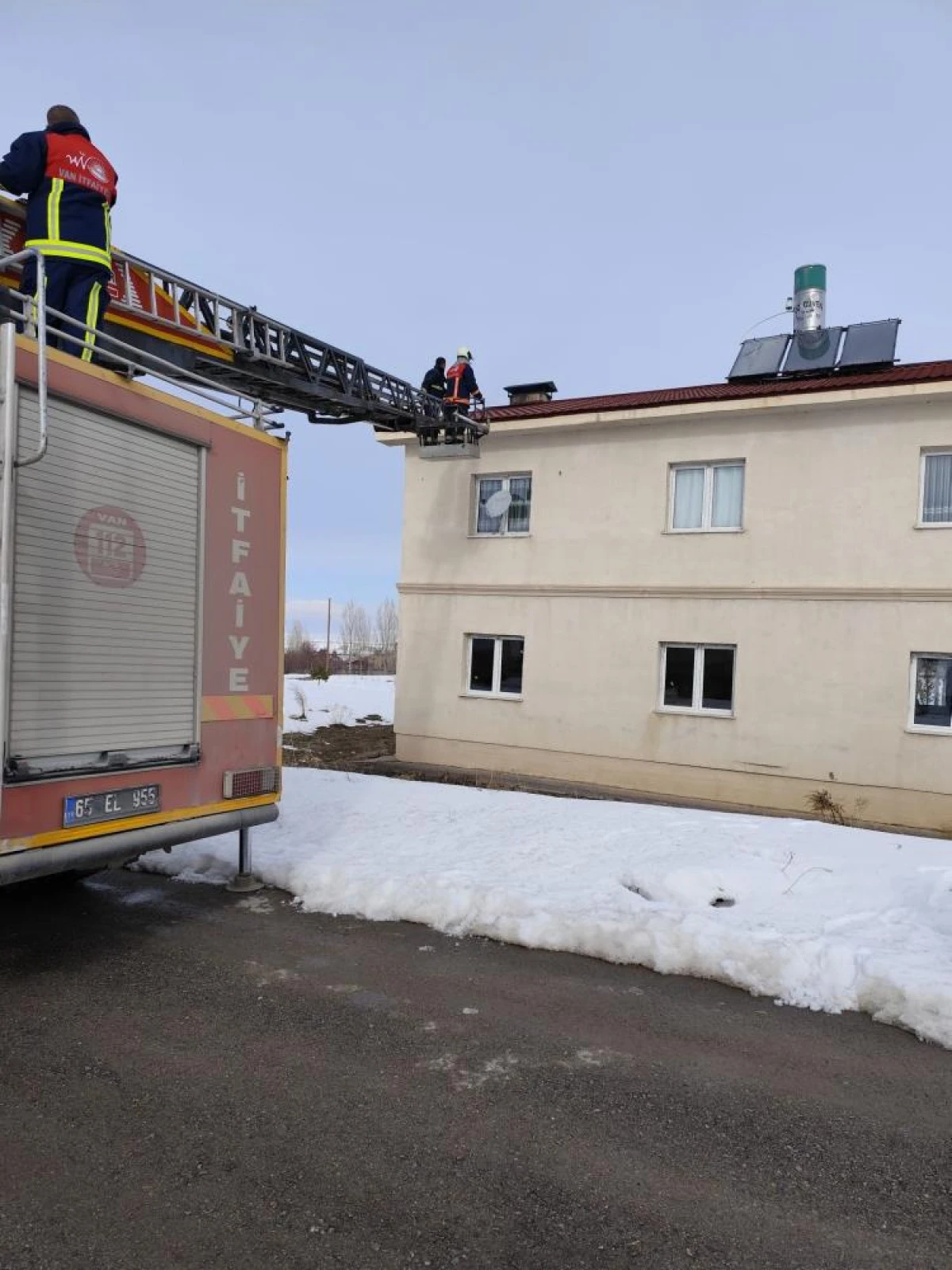 Van'da &ccedil;atı yangını
