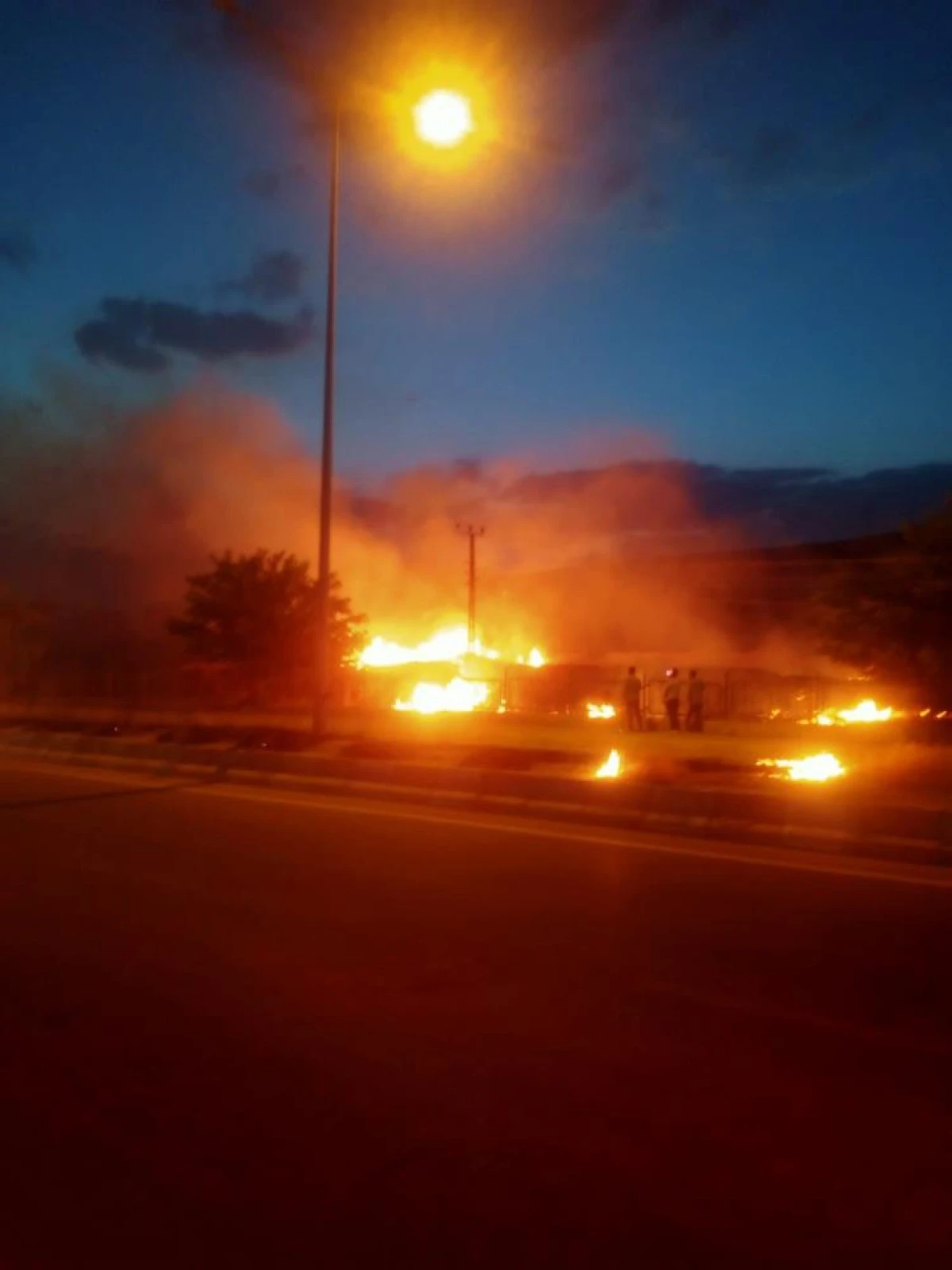 Van'da &ccedil;ıkan yangın paniğe neden oldu