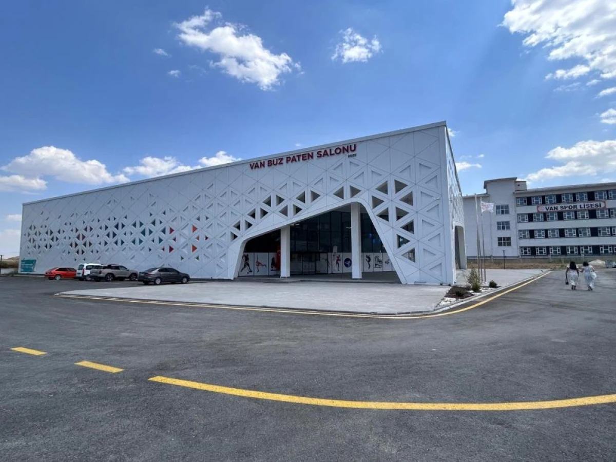 Van'da &ccedil;ocuklar yaz tatilinin son g&uuml;nlerini buz pistinde ge&ccedil;iriyor