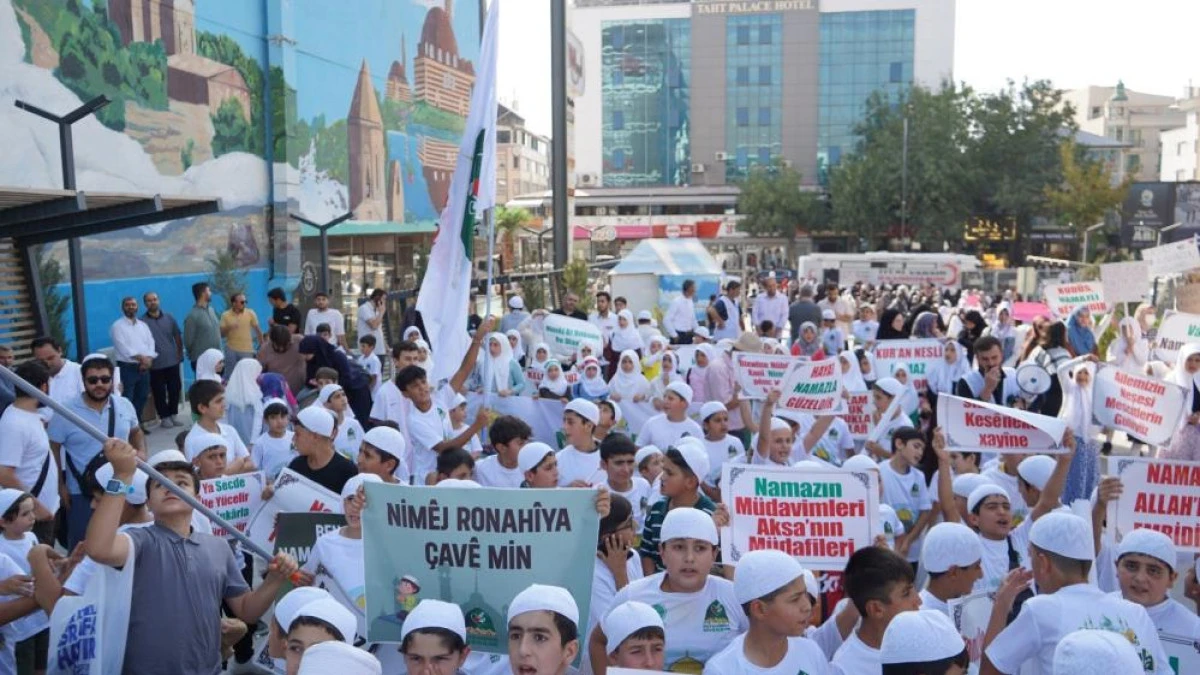 Van'da çocuklardan namaz temalı yürüyüş