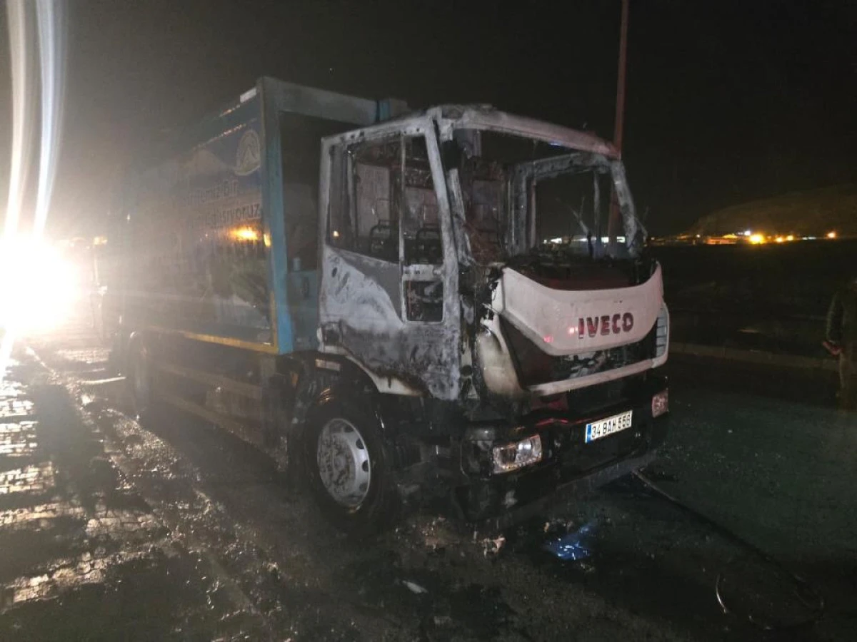 Van'da &ccedil;&ouml;p kamyonu alev alev yandı