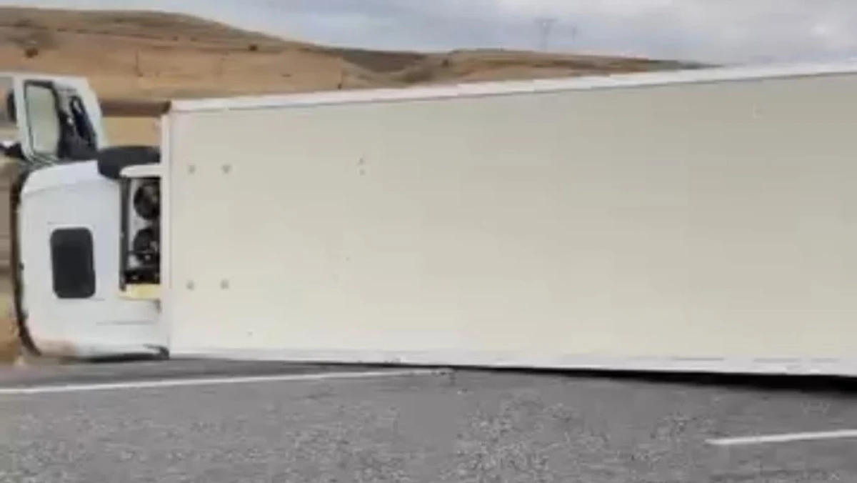 Van'da devrilen tırın s&uuml;r&uuml;c&uuml;s&uuml; yaralandı