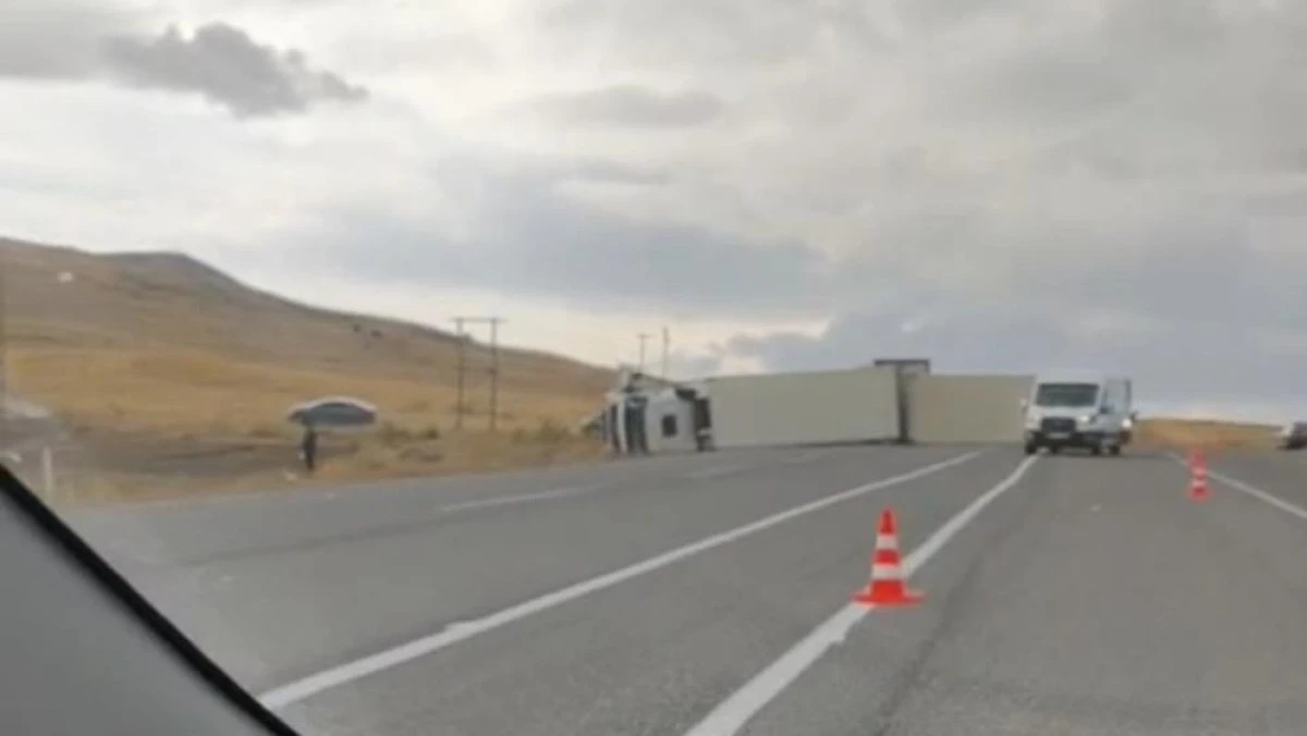 Van'da devrilen tırın s&uuml;r&uuml;c&uuml;s&uuml; yaralandı