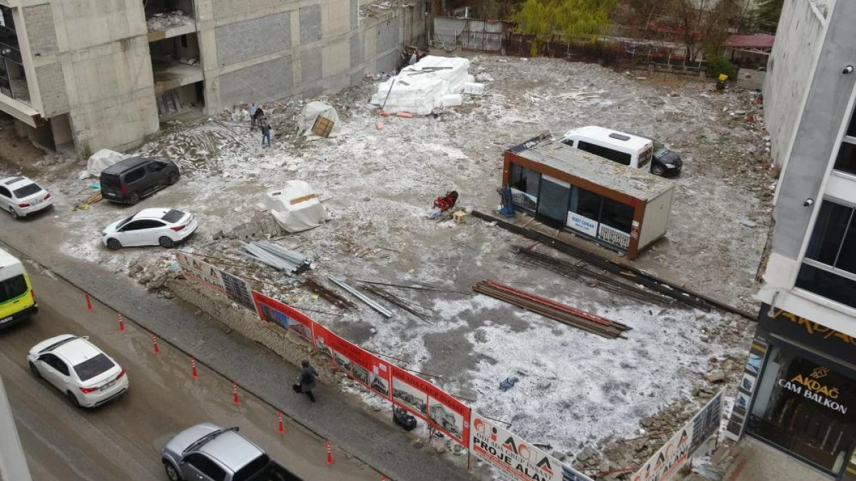 Van’da dolu yağışı şehri beyaza bürüdü