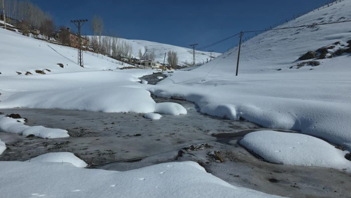 Van'da dondurucu soğuklar: Kar yağışı sonrası dereler buz tuttu
