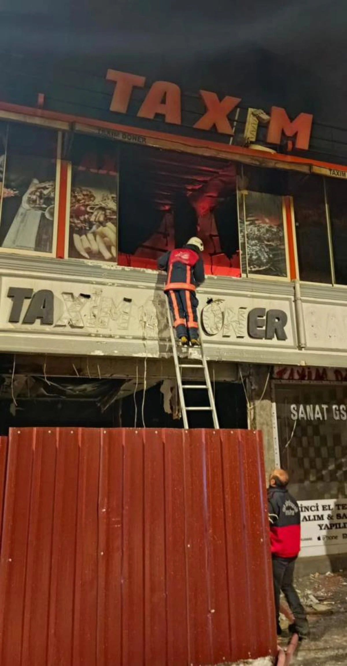 Van'da d&ouml;nerci d&uuml;kkanında korkutan yangın