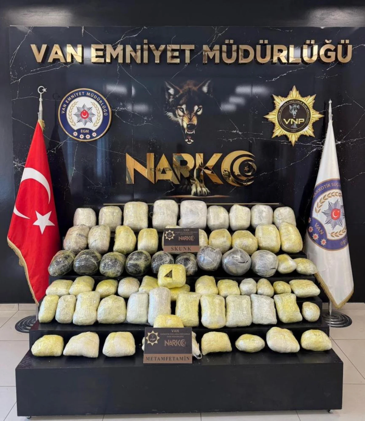 Van'da durdurulan kamyondan 74 kilo uyuşturucu &ccedil;ıktı