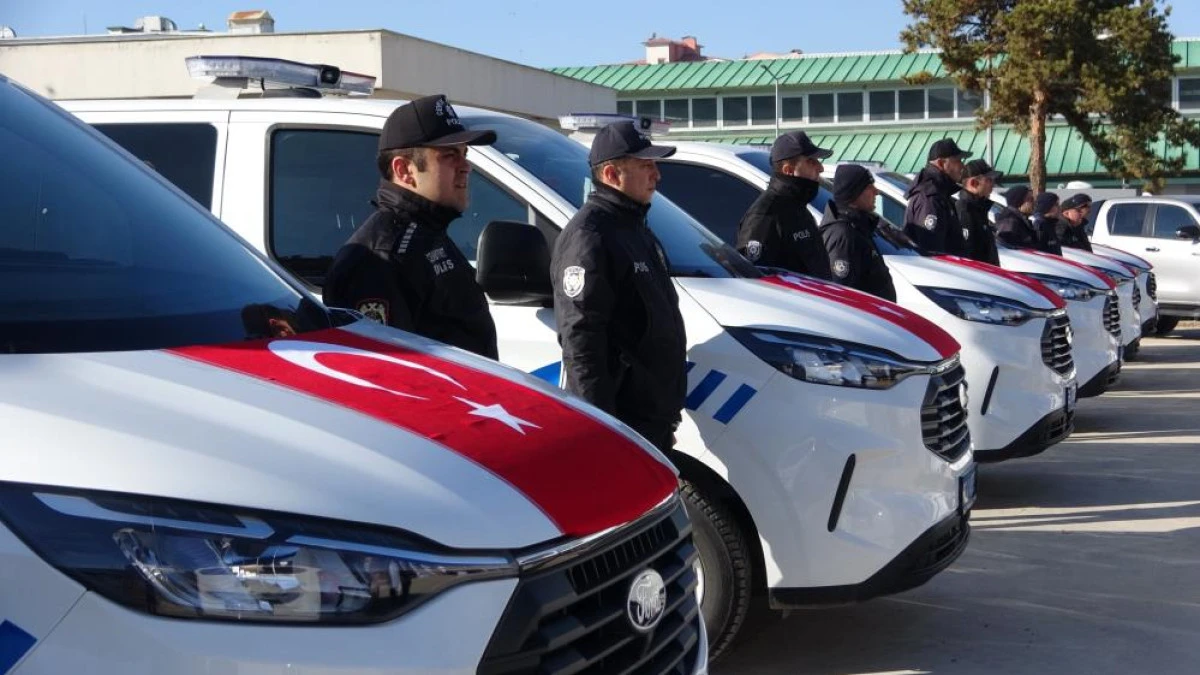 Van&rsquo;da emniyet b&uuml;nyesine alınan yeni ara&ccedil;lar t&ouml;renle teslim edildi