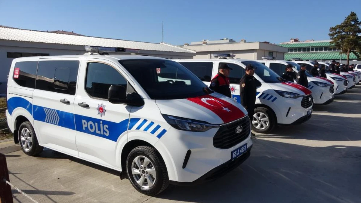 Van&rsquo;da emniyet b&uuml;nyesine alınan yeni ara&ccedil;lar t&ouml;renle teslim edildi