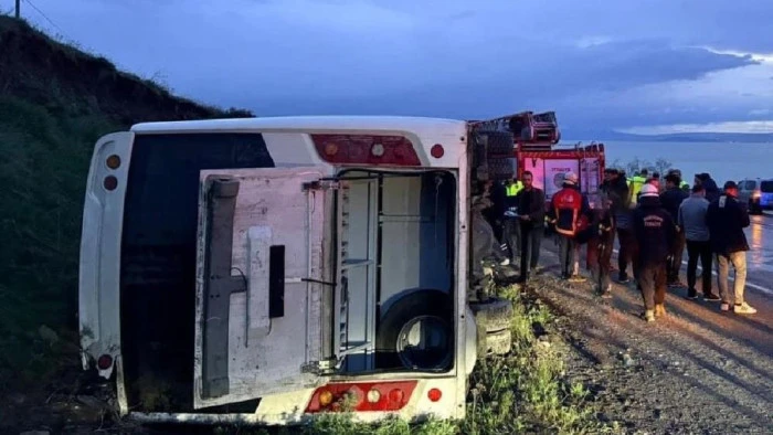Van'da emniyet personelini taşıyan midib&uuml;s devrildi: 4 yaralı
