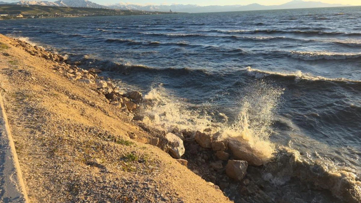 Van'da etkili olan r&uuml;zgar Van G&ouml;l&uuml;'n&uuml; coşturdu, dalgalar sahili tokatladı