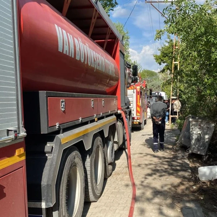 Van'da ev ve samanlık yangını