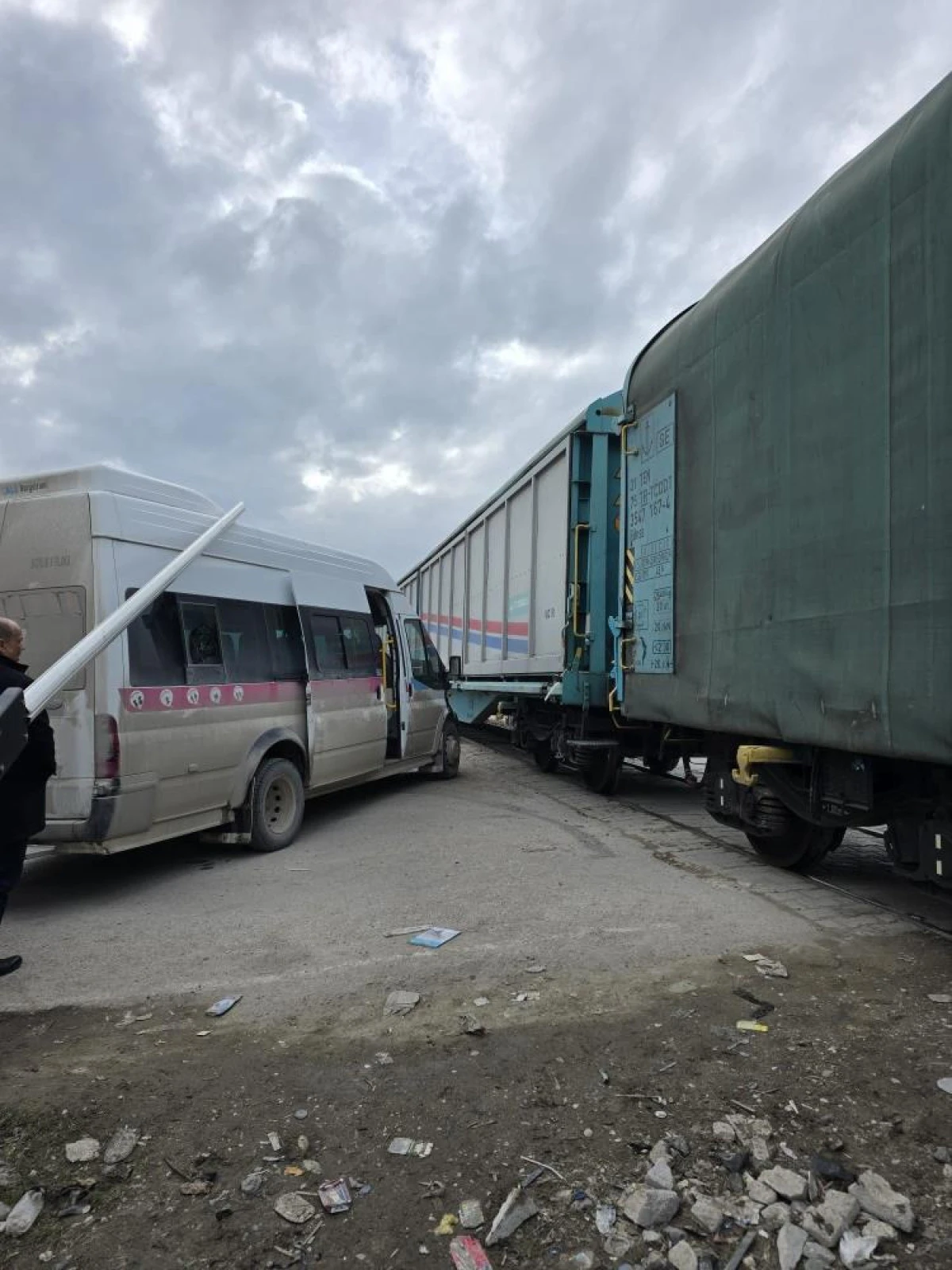 Van&rsquo;da faciadan d&ouml;n&uuml;ld&uuml;: Tren ile okul servisi &ccedil;arpıştı