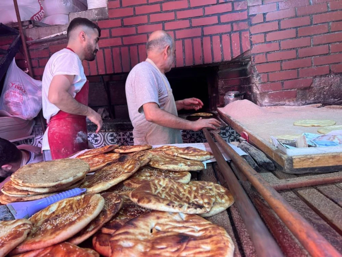 Van'da fırıncılar 300 derece sıcaklıkla m&uuml;cadele ediyor