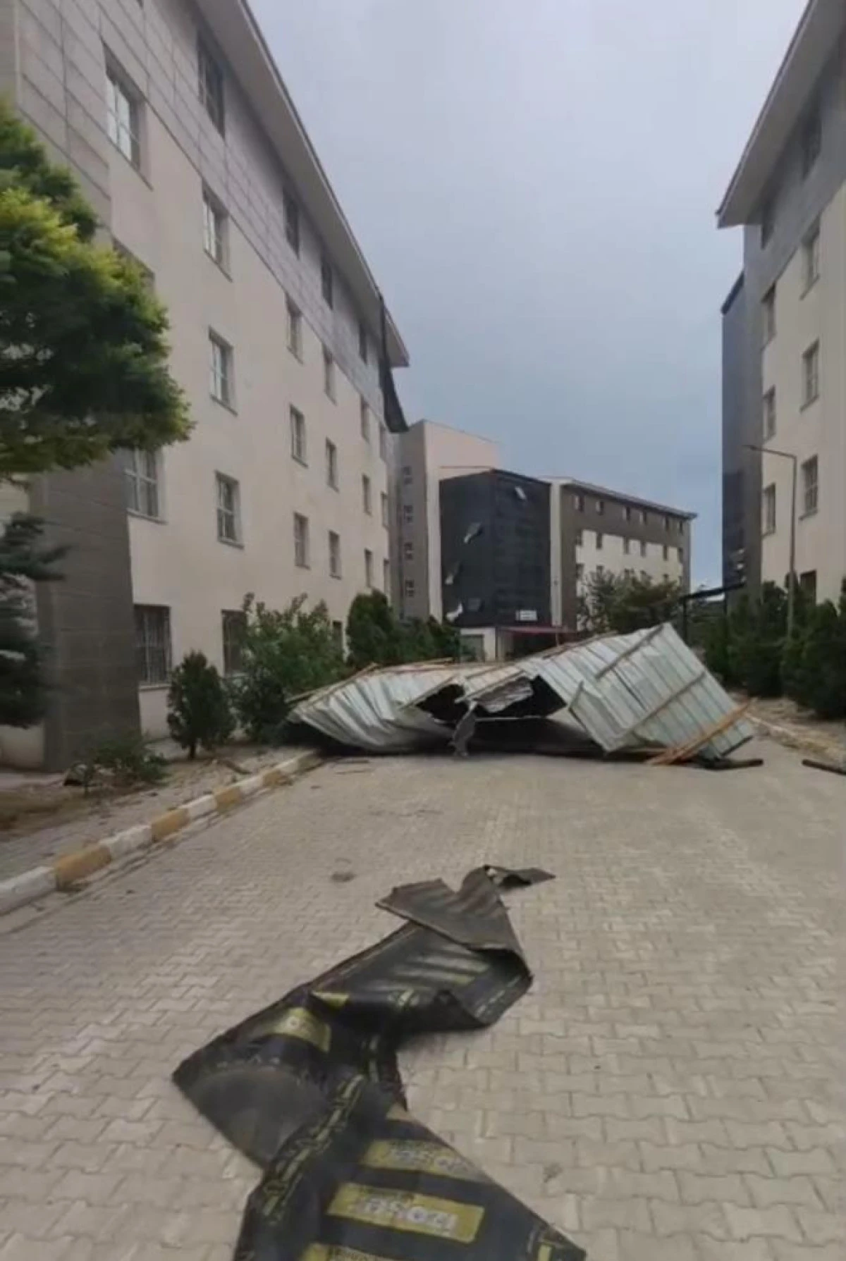  Van&rsquo;da fırtına &ccedil;atıları u&ccedil;urdu