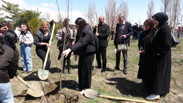 Van'da geleceğin diplomatları toprakla bağ kurdu
