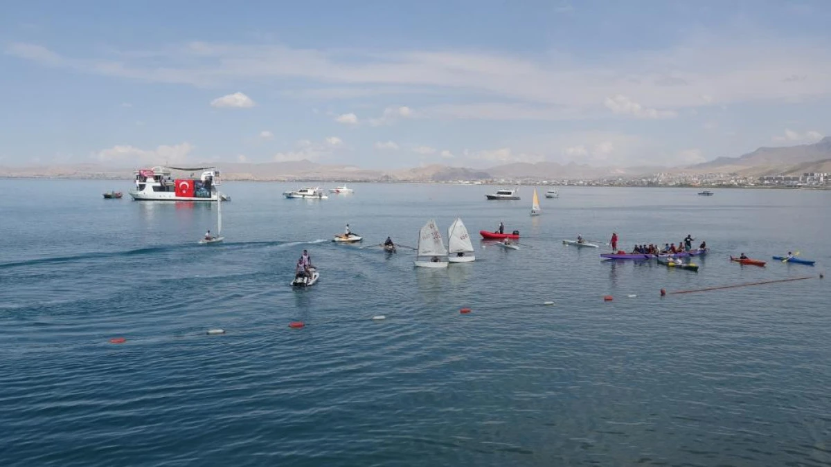 Van&rsquo;da G&ouml;lFest heyecanı: T&uuml;rk bayrağıyla flyboard g&ouml;sterisi nefes kesti
