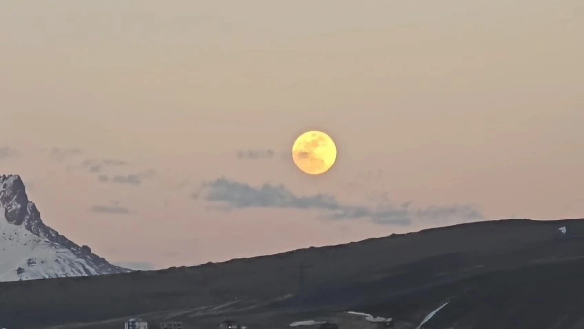 Van'da g&ouml;rsel ş&ouml;len: "Pembe Dolunay" Erek Dağı'ndan y&uuml;kseldi