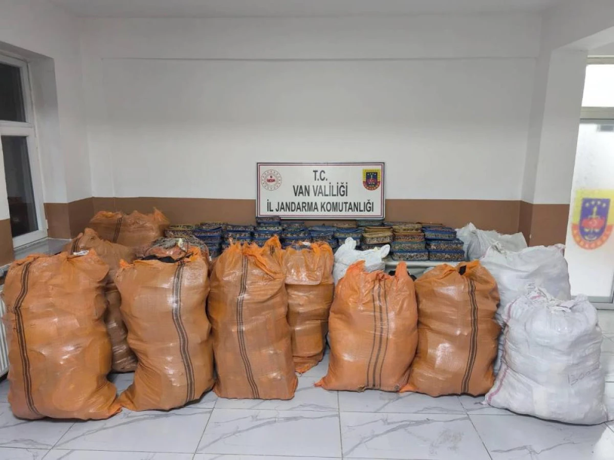 Van&rsquo;da g&uuml;mr&uuml;k ka&ccedil;ağı malzeme ele ge&ccedil;irildi