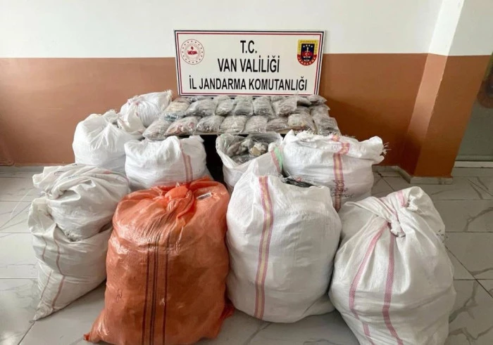 Van&rsquo;da g&uuml;mr&uuml;k ka&ccedil;ağı malzeme ele ge&ccedil;irildi