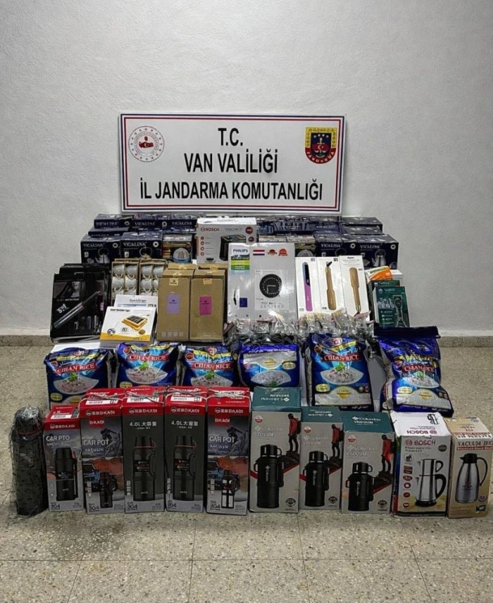 Van&rsquo;da g&uuml;mr&uuml;k ka&ccedil;ağı malzeme ele ge&ccedil;irildi