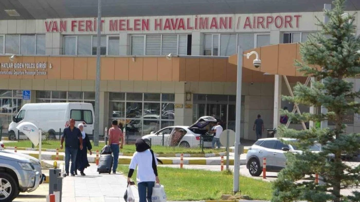 Van'da havalimanının kapatılması turizmcileri tedirgin ediyor
