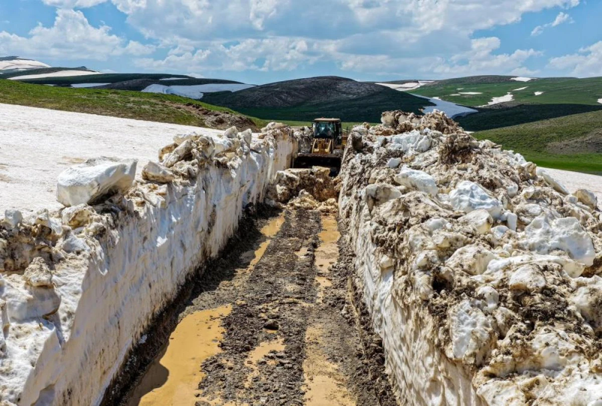 Van&rsquo;da haziranda 3 metreyi bulan karda yol a&ccedil;ma &ccedil;alışması