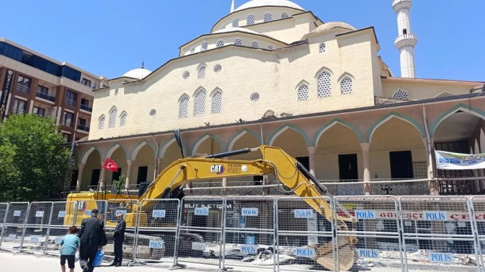  Van'da Hazreti Ömer Camii yeniden yapılıyor: Otopark alanı geçici mescit oldu