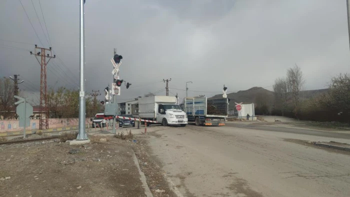 Van'da hemzemin geçitte ışık arızası trafiği kilitledi