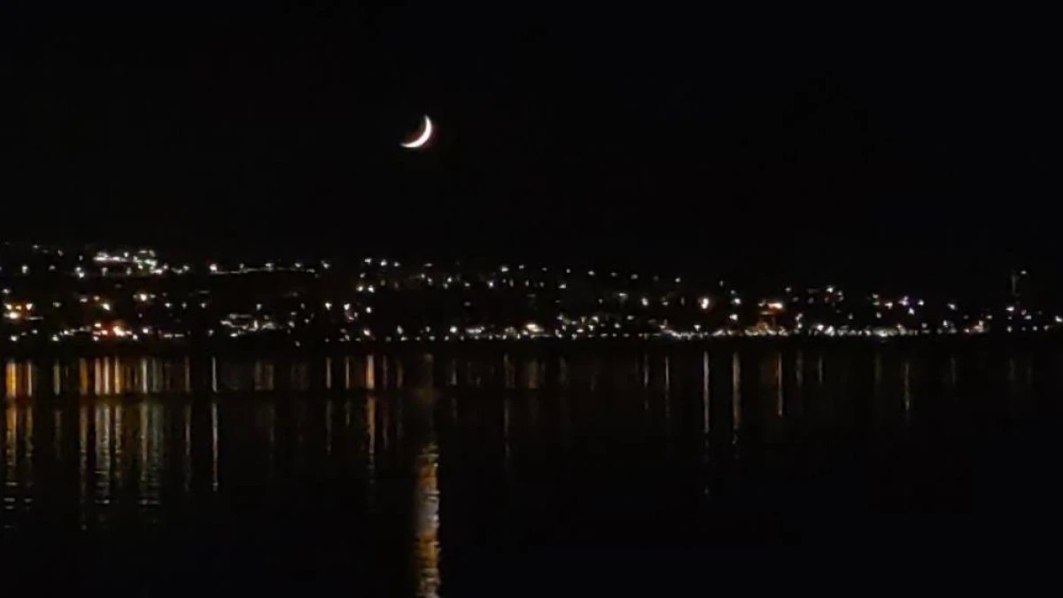 Van'da hilal geceyi süsledi