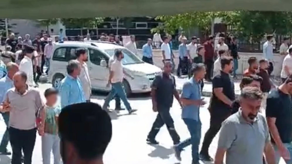 Van'da iki aile arasında taşlı sopalı kavga: 2 yaralı