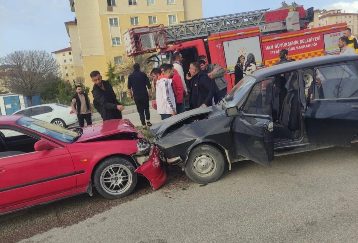 Van'da iki otomobil kafa kafaya çarpıştı: 1 yaralı